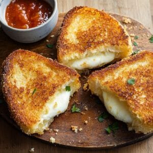 Mozzarella in Carrozza Tarifi ve Tarihi: İtalyan Kızarmış Peynirli Sandviç