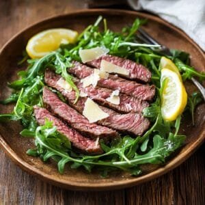 Tagliata di Manzo Tarifi ve Tarihi | İtalyan Biftek ve Roka Salatası